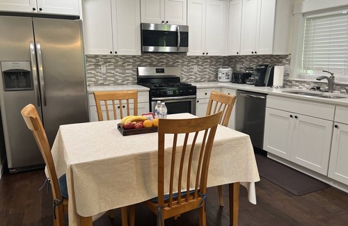 Silver Lake Casa | Spacious 1 bedroom apartment 2 mins to shopping malls and restaurants