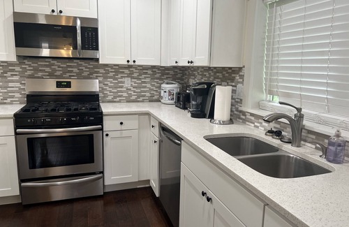 Silver Lake Casa | Spacious 1 bedroom apartment 2 mins to shopping malls and restaurants