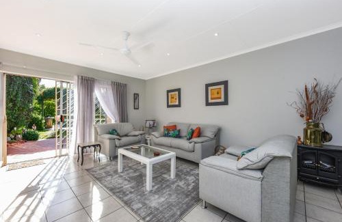 Greater Johannesburg Metropolitan Area Casa | Spacious 1-Bedroom Cottage in Bryanston