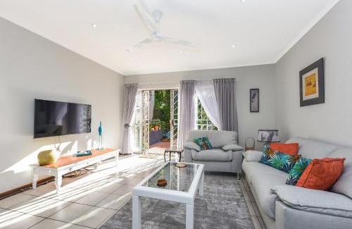 Greater Johannesburg Metropolitan Area Casa | Spacious 1-Bedroom Cottage in Bryanston