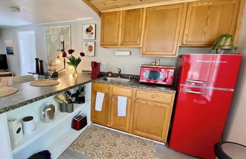 Edgecomb Cabaña | Spacious 1 Bedroom Cottage Close to Everything 2