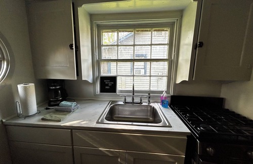 Geneva-on-the-Lake Cabaña | Spacious 1 Bedroom Cottage with Pool and WiFi right by the GOTL Strip!