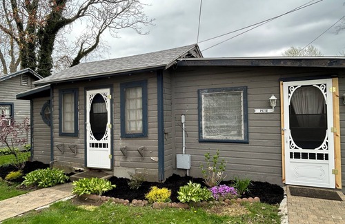 Geneva-on-the-Lake Cabaña | Spacious 1 Bedroom Cottage with Pool and WiFi right by the GOTL Strip!