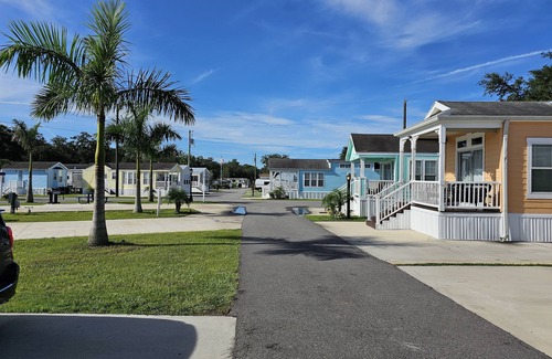 Kissimmee Complejo | SPACIOUS 1 BEDROOM HOUSE GOLF CART IN DISNEY AREA 5 STAR RATED MILL CREEK RESORT