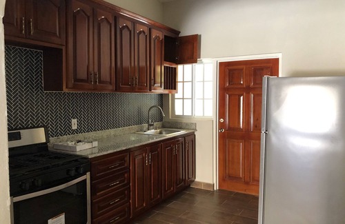 Runaway Bay Apartamento | Spacious 1 Bedroom Apartment with En-Suite, Open Kitchen and Living Room