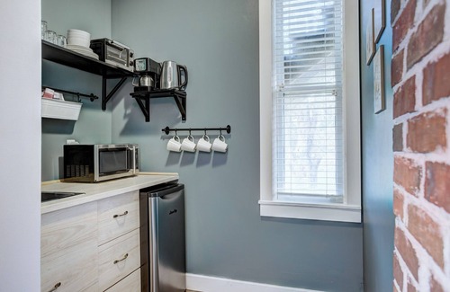 Lunenburg Apartamento | Spacious 1-Bedroom King Bed Suite w/ Outdoor Deck (Suite 3)