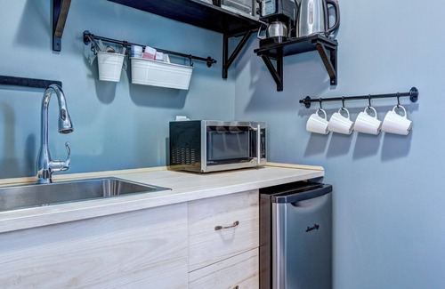 Lunenburg Apartamento | Spacious 1-Bedroom King Bed Suite w/ Outdoor Deck (Suite 3)