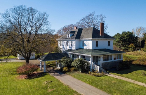Lunenburg Apartamento | Spacious 1-Bedroom King Bed Suite w/ Outdoor Deck (Suite 3)