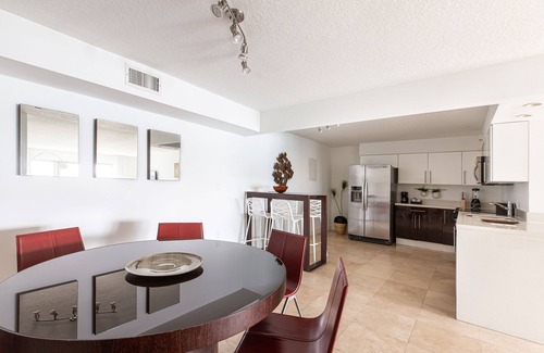 Bal Harbour Apartamento | Spacious 1 Bedroom-1 Bathroom with Terrace Steps Away from Bal Harbour Beach