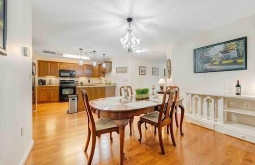 Moneta Apartamento | Spacious 1 king bedroom WiFi on-site restaurant