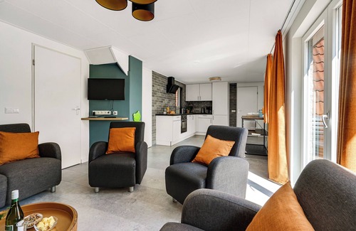 Municipality of Hardenberg Casa | Spacious 10-person family house with 5 bedrooms, 2 bathrooms, full kitchen and large garden at holiday park ’t Hooge Holt.