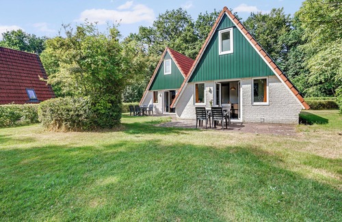 Municipality of Hardenberg Casa | Spacious 10-person family house with 5 bedrooms, 2 bathrooms, full kitchen and large garden at holiday park ’t Hooge Holt.