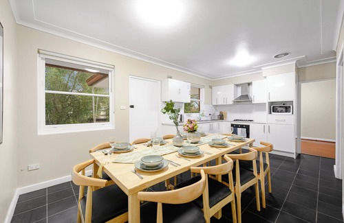 Bexley North Casa | Spacious 11-bedroom house in fabulous Bexley North with AC, WiFi with Pool