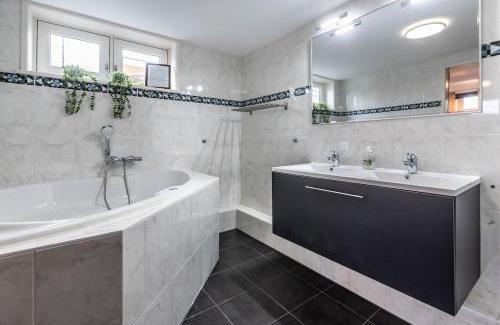 Municipality of Aalsmeer Casa | Spacious 120m2 Water Villa With Sauna Near Amsterdam