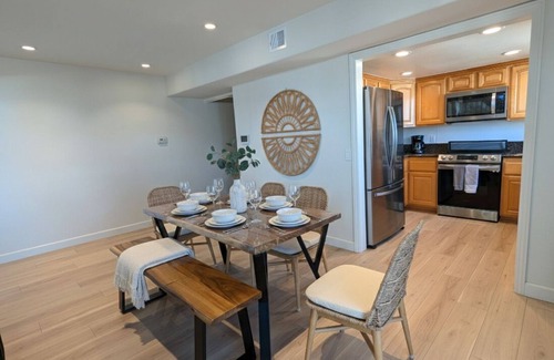Alamitos Beach Condominio | SPACIOUS 1600sqft Beach Pad - 3min Walk to Sand, AC, Patio, 75" TV, Strong WiFi