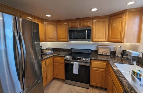 Alamitos Beach Condominio | SPACIOUS 1600sqft Beach Pad - 3min Walk to Sand, AC, Patio, 75" TV, Strong WiFi