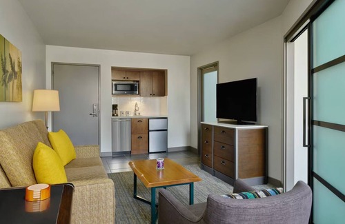 East Village Apartamento | Spacious 1bdrm suite in Gaslamp Qtr, SanD; walk to conv ctr, museums