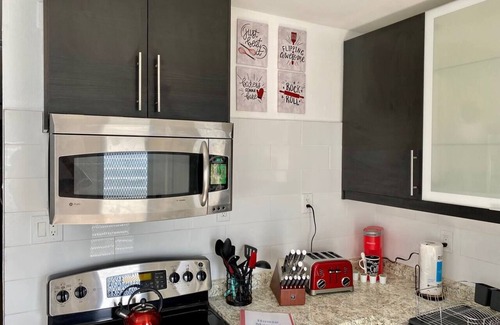 Poinsettia Heights Apartamento | Spacious 1BR, Central AC, Real Desk & Office Chair