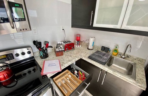 Poinsettia Heights Apartamento | Spacious 1BR, Central AC, Real Desk & Office Chair