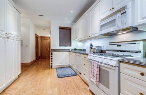 Yorkville Apartamento | Spacious 1BR Executive Style Suite - King Bed