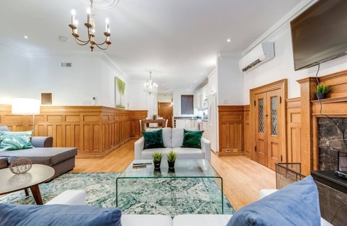 Yorkville Apartamento | Spacious 1BR Executive Style Suite - King Bed