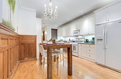 Yorkville Apartamento | Spacious 1BR Executive Style Suite - King Bed
