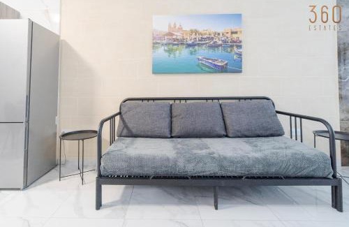 Tarxien Apartamento | Spacious, 1BR home with comfortable bed in Tarxien