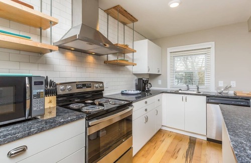 Winston - Salem Apartamento | Precioso apartamento recientemente renovado con cama King, estacionamiento, lavandería y mucho más.