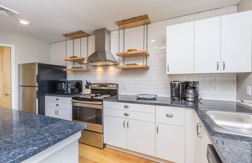 Winston - Salem Apartamento | Precioso apartamento recientemente renovado con cama King, estacionamiento, lavandería y mucho más.