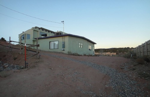 West Alameda Casa | Amantemente remodelado retiro de 2 dormitorios y 2 baños, con amplias vistas de Santa F