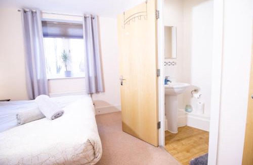 Milton Keynes Apartamento | SPACIOUS 2 bed 2 bathroom Apartment with parking! CONTRACTORS & BUSINESS stays Managed by Chique Properties Ltd