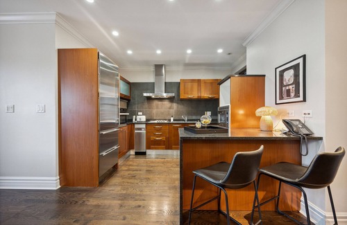 Gold Coast Apartamento | Spacious 2 Bed Downtown Chicago with Housekeeping and Laundry. Dogs Welcome.