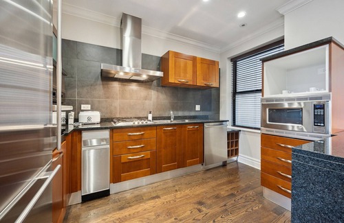 Gold Coast Apartamento | Spacious 2 Bed Downtown Chicago with Housekeeping and Laundry. Dogs Welcome.