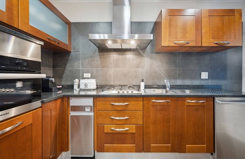Gold Coast Apartamento | Spacious 2 Bed Downtown Chicago with Housekeeping and Laundry. Dogs Welcome.
