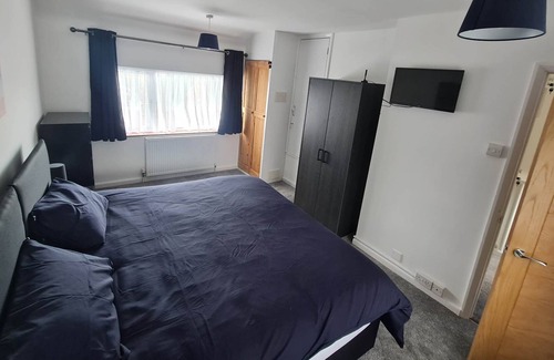Woodingdean Casa | Moderno-Casa-Baño Privado-Vista al Jardín-building 1