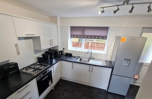 Woodingdean Casa | Moderno-Casa-Baño Privado-Vista al Jardín-building 1