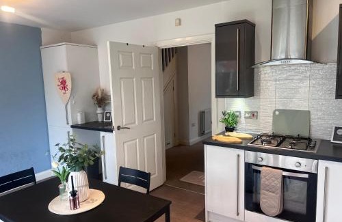 Levenshulme Casa | Spacious 2 bed house in Manchester with Private Parking