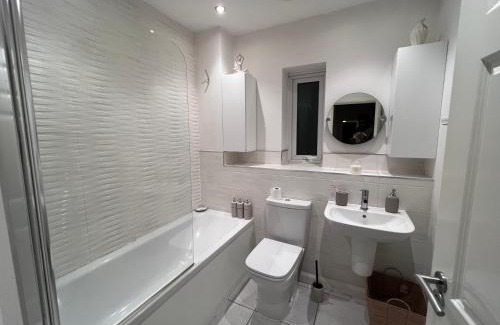 Levenshulme Casa | Spacious 2 bed house in Manchester with Private Parking