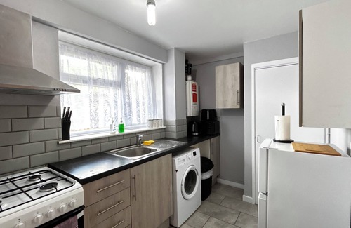 Southall Broadway Apartamento | Spacious 2 Bed in Southall near Heathrow Airport with Free WiFi