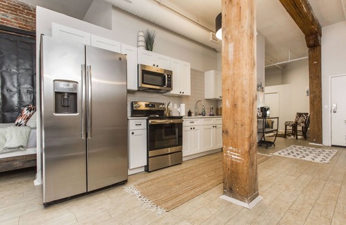 River Market Apartamento | Spacious 2-bed loft with full kitchen, washer/dryer, city views, and in-building gym, game room, and coffee bar. Walkable location with streetcar access just steps away.