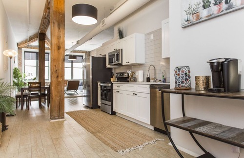 River Market Apartamento | Spacious 2-bed loft with full kitchen, washer/dryer, city views, and in-building gym, game room, and coffee bar. Walkable location with streetcar access just steps away.