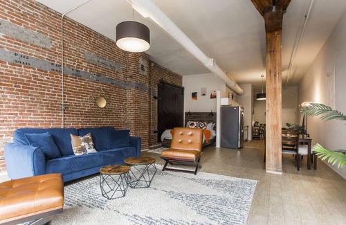 River Market Apartamento | Spacious 2-bed loft with full kitchen, washer/dryer, city views, and in-building gym, game room, and coffee bar. Walkable location with streetcar access just steps away.