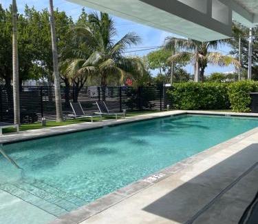 North Miami Apartamento | Spacious 2 Bedroom, 2 Bathroom condo with heated outdoor pool and jacuzzi!