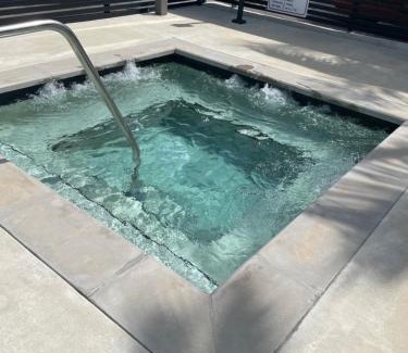 North Miami Apartamento | Spacious 2 Bedroom, 2 Bathroom condo with heated outdoor pool and jacuzzi!