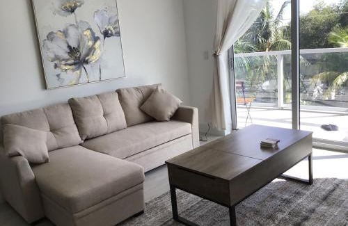 North Miami Apartamento | Spacious 2 Bedroom, 2 Bathroom condo with heated outdoor pool and jacuzzi!