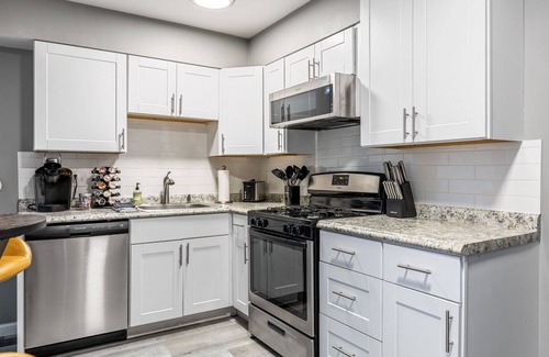 St. Charles Historic District Apartamento | Spacious 2-Bedroom Near Main St by StayLage