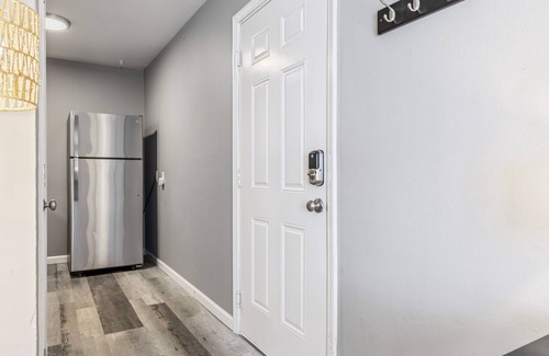St. Charles Historic District Apartamento | Spacious 2-Bedroom Near Main St by StayLage