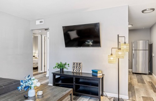 St. Charles Historic District Apartamento | Spacious 2-Bedroom Near Main St by StayLage