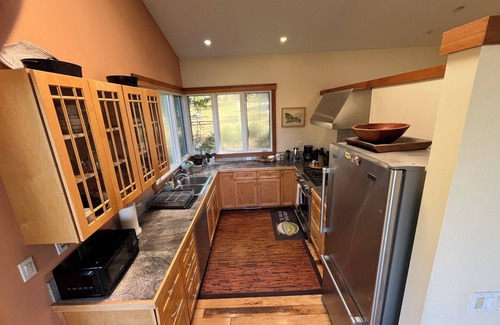 Inverness Casa | Spacious, 2-bedroom, 2-bathroom house with breathtaking view of Tomales Bay.