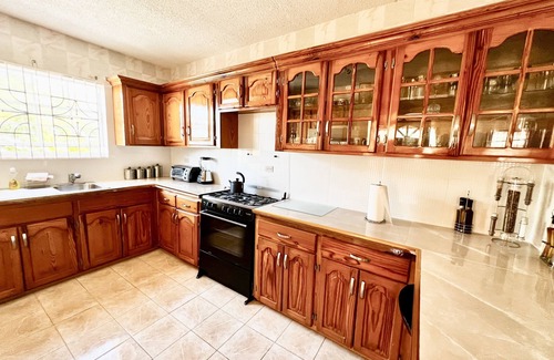Salt Gut Apartamento | Spacious 2 Bedroom Apartment located in Boscobel, 5 minute drive to Ochi Airport